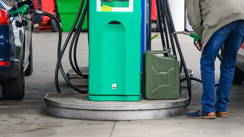 Arbeitgeber-sollen-angesichts-der-gestiegenen-Spritpreise-einen-Entlastungsbonus-zahlen-koennen-Der-Verband-der-Wirtschaft-Thueringens-sieht-das-aber-mit-Skepsis