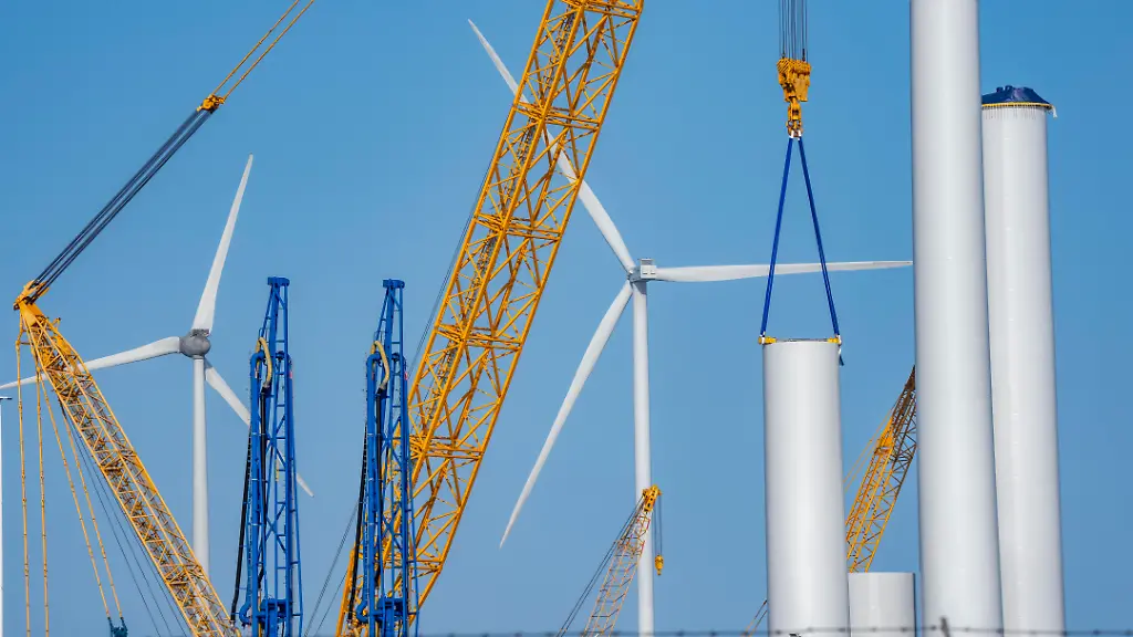 Der-Seehafen-von-Eemshaven-Julianahaven-Becken-hier-lagern-die-Komponenten-Rotoren-Turmbauteile-Technikgondeln-fuer-Offshore-Windparks-die-dann-zu-eigentlichen-Windraeder-zusammen-gebaut-werden-mit-grossen-Arbeitsschiffen-werden-die-Bauteile-zu-den-Windparks-in-der-Nordsee-transportiert-und-dort-montiert-Eemshaven-Niederlande