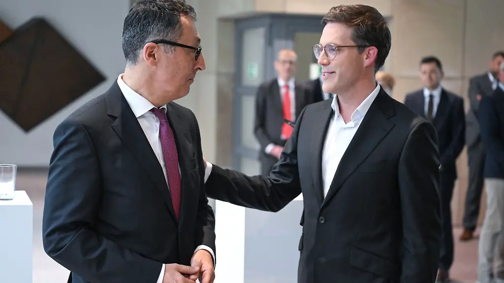 Sie-duerften-sich-als-Ministerpraesident-und-Stellvertreter-am-Kabinettstisch-wiedertreffen-Cem-Oezdemir-Gruene-und-Manuel-Hagel-CDU