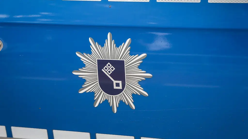 Ein-frueherer-Polizist-schritt-bei-einem-mutmasslichen-Ladendiebstahl-in-Bremerhaven-ein