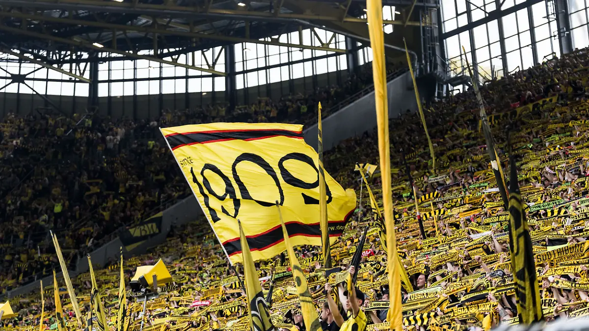 DORTMUND-GERMANY-APRIL-11-Fans-supporters-of-Borussia-Dortmund-have-stopped-support-due-to-a-medical-emergency-so-flags-are-pulled-in-holding-up-scarfs-singing-You-never-walk-alone-while-only-the-1909-flag-is-being-waved-during-the-Bundesliga-Bundesliga-match-between-Borussia-Dortmund-vs-Bayer-04-Leverkusen-at-Signal-Iduna-Park-on-matchday-29-of-the-1-Bundesliga-Bundesliga-on-April-11-2026-in-Dortmund-Germany-DFL-REGULATIONS-PROHIBIT-ANY-USE-OF-PHOTOGRAPHS-AS-IMAGE-SEQUENCES-AND-OR-QUASI-VIDEO