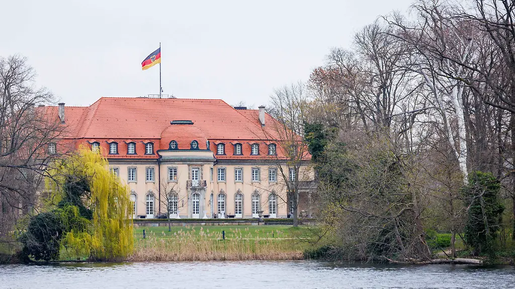 Weisse-Tische-stehen-auf-der-Terrasse-der-Villa-Borsig-bei-den-Beratungen-der-Regierungskoalitionsspitzen-ueber-Entlastungen-wegen-der-Energiepreise-und-die-anstehenden-Reformen-in-der-Villa-Borsig