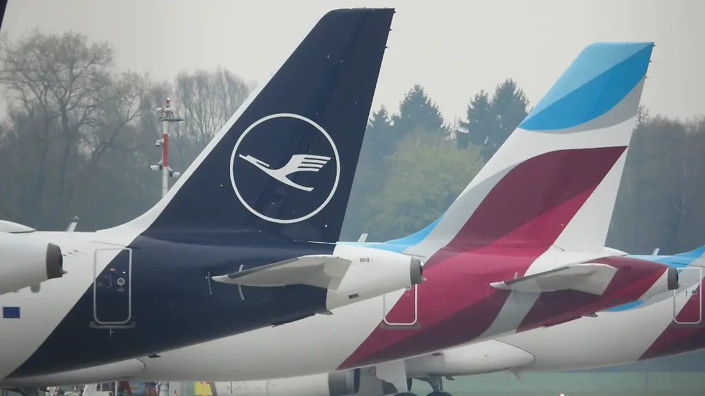 CNTV-LUFTHANSA-Warnstreik-bei-Lufthansa-und-Eurowings-Piloten-Lufthansa-Logo-Kranich-und-Eurowings-Schriftzug-Logo-Flugzeuge-am-Boden-Rollfeld-des-Helmut-Schmidt-Airport-am-Donnerstag-13-04