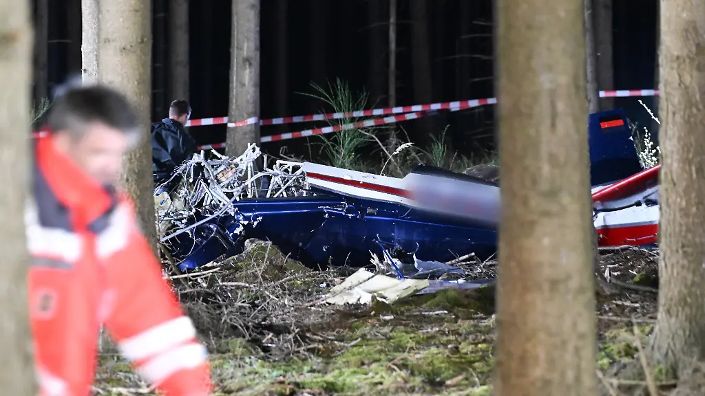 Einsatzkraefte-untersuchen-ein-abgestuerztes-Kleinflugzeug-bei-Huertgenwald-Beim-Absturz-eines-Kleinflugzeugs-bei-Huertgenwald-im-Kreis-Dueren-Nordrhein-Westfalen-sind-die-beiden-Insassen-gestorben