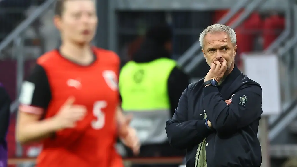 Fussball-Frauen-WM-Qualifikation-Europa-Frauen-Deutschland-Oesterreich-Liga-A-Gruppe-D-3-Spieltag-Max-Morlock-Stadion-Bundestrainer-Christan-Wueck-Deutschland-beobachtet-das-Spiel