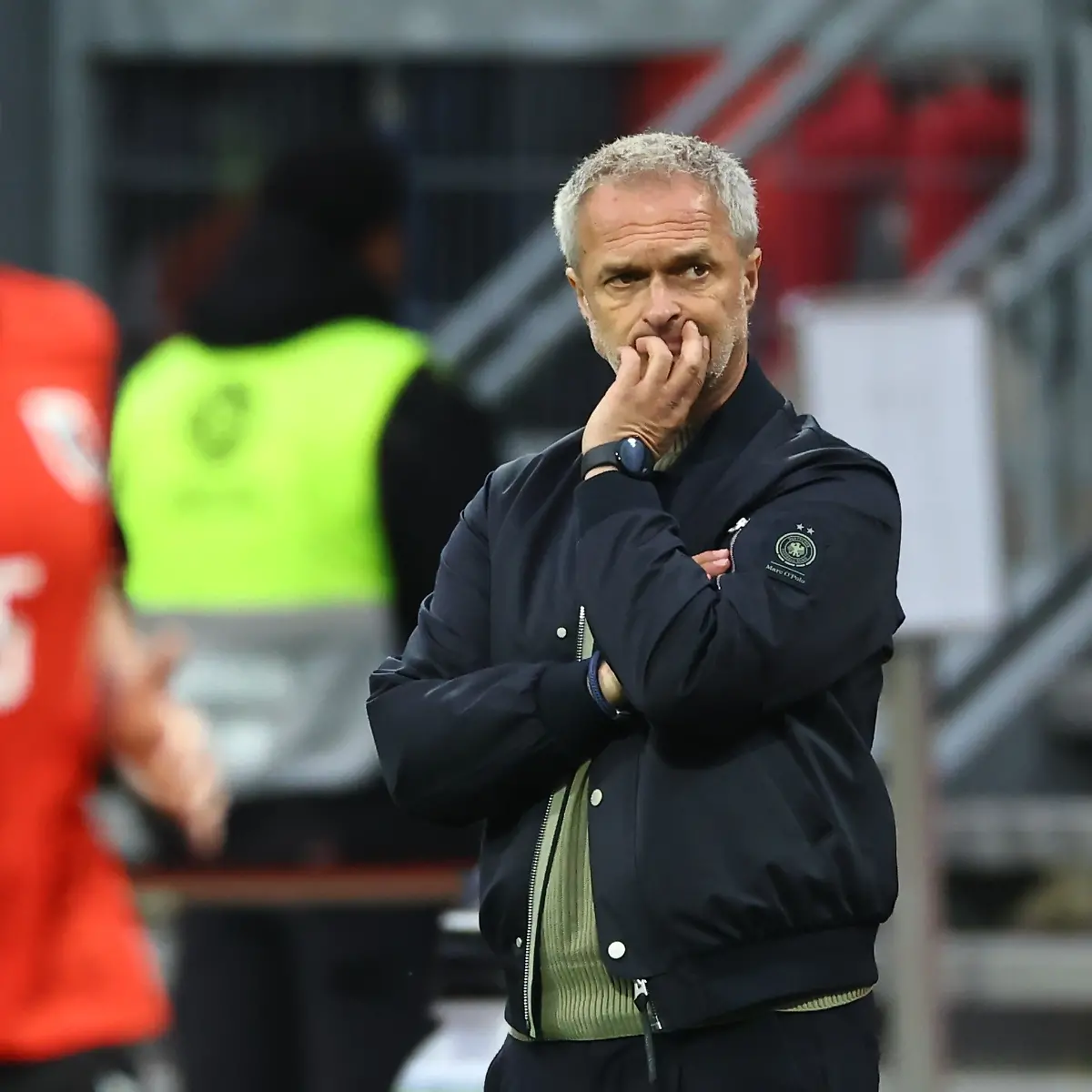 Fussball-Frauen-WM-Qualifikation-Europa-Frauen-Deutschland-Oesterreich-Liga-A-Gruppe-D-3-Spieltag-Max-Morlock-Stadion-Bundestrainer-Christan-Wueck-Deutschland-beobachtet-das-Spiel