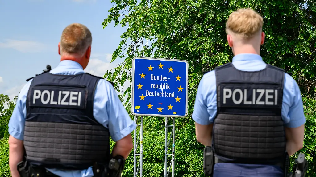 Beamte-der-Bundespolizei-ueberwachen-die-Einreise-am-deutsch-polnischen-Grenzuebergang-von-Kuestrin-Kietz-Die-Bundesregierung-haelt-trotz-eines-Gerichtsentscheids-und-deutlicher-Kritik-an-ihrem-verschaerften-Kurs-in-der-Migrationspolitik-fest-Bundesinnenminister-Alexander-Dobrindt-CDU-befuerchtet-auch-nicht-dass-Bundespolizisten-nun-fuer-ihr-Handeln-haftbar-gemacht-werden-koennen