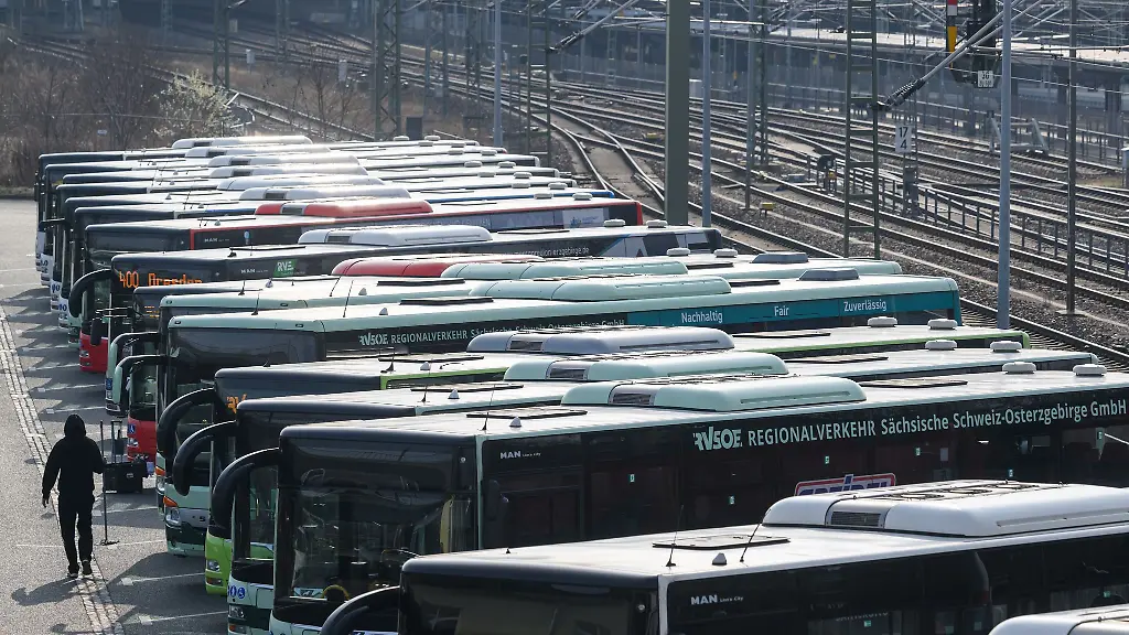 Verdi-fordert-mehr-Lohn-und-bessere-Arbeitszeiten-im-saechsischen-Nahverkehr-Die-Arbeitgeber-sehen-den-finanziellen-Spielraum-ausgeschoepft