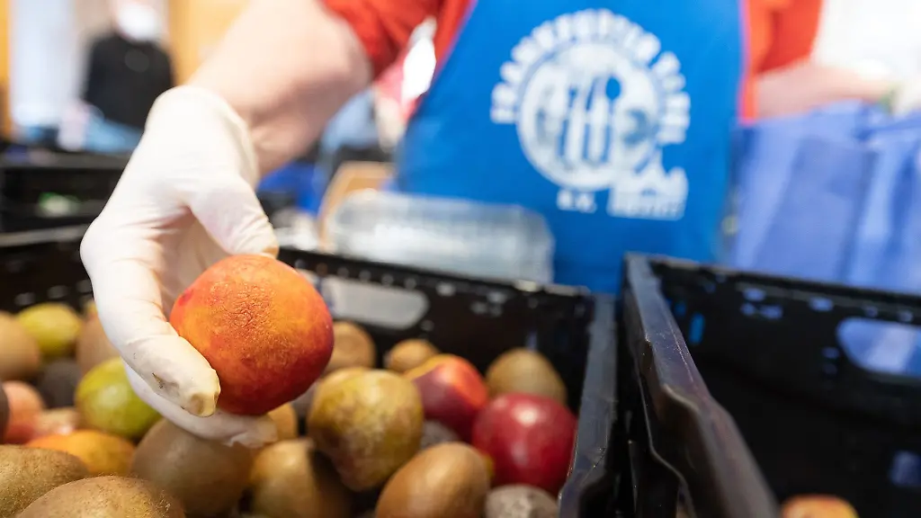 Unter-anderem-zum-Sortieren-von-Lebensmitteln-werden-Ehrenamtliche-gesucht-Archivbild