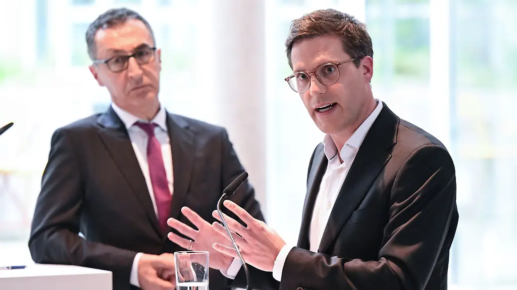 Wie-schnell-werden-die-beiden-sich-einig-in-den-jetzt-anstehenden-Koalitionsverhandlungen-Gruenen-Frontmann-Cem-Oezdemir-l-und-CDU-Landeschef-Manuel-Hagel-r