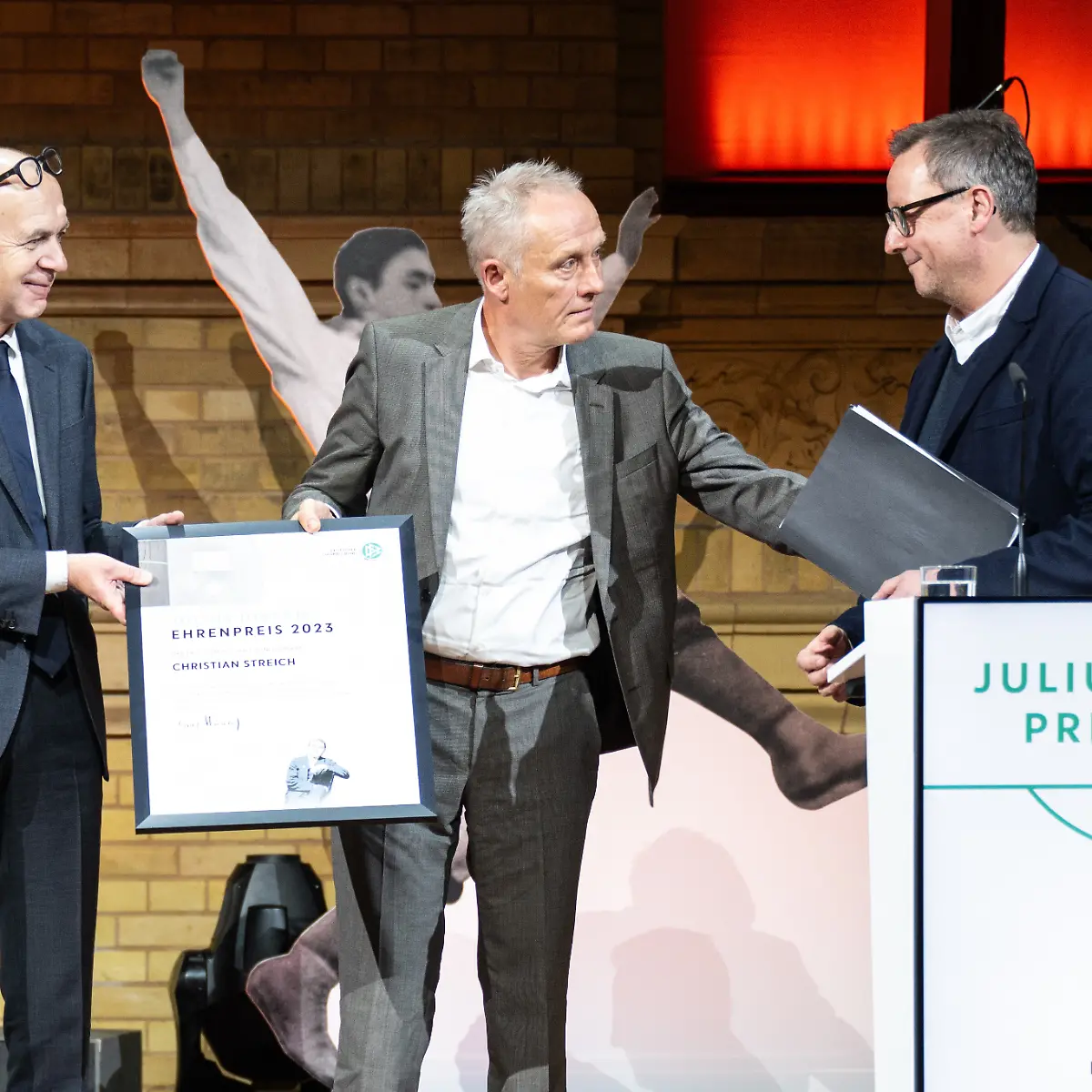 DFB-Praesident-Bernd-Neuendorf-l-ueberreicht-den-Ehrenpreis-an-Christian-Streich-M-Fussballtrainer-des-SC-Freiburg-Mit-dem-Julius-Hirsch-Preis-ehrt-der-DFB-Vereine-und-Persoenlichkeiten-fuer-ihren-Einsatz-gegen-Antisemitismus
