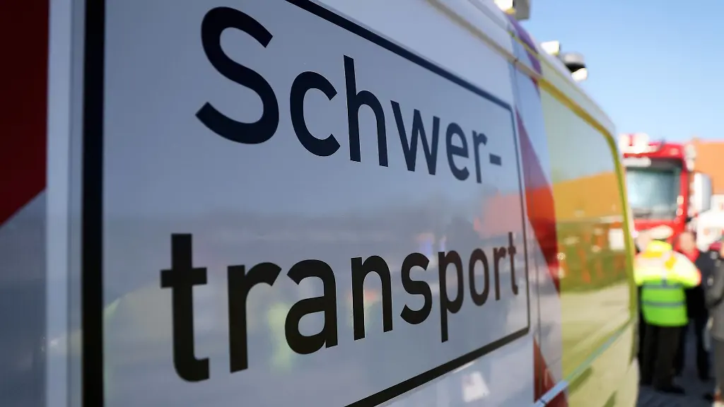 Der-Schwertransporter-habe-an-der-betroffenen-Stelle-nicht-durchgepasst-sagte-ein-Sprecher-der-Polizei-Koeln