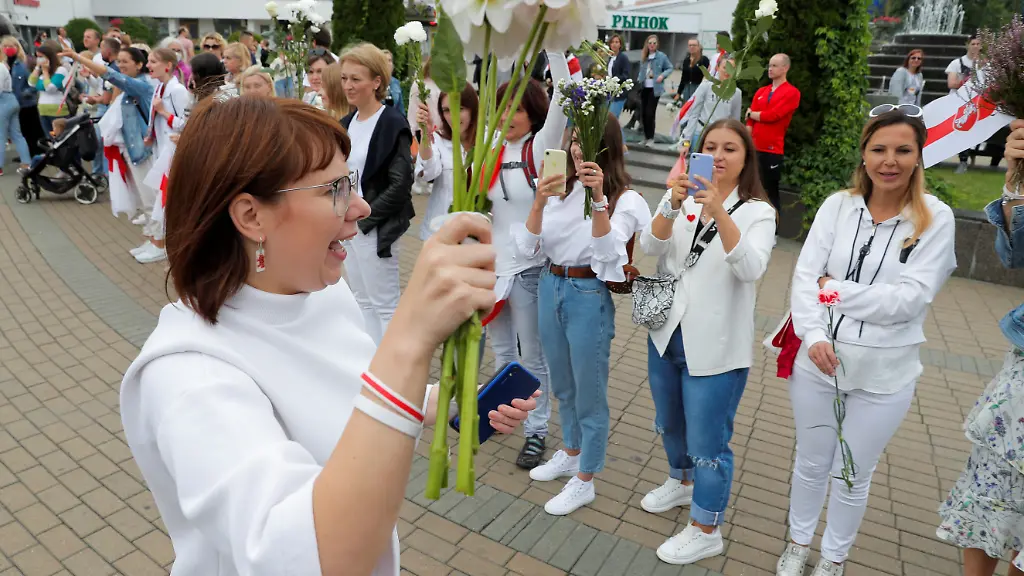 2020-08-22T113956Z-1511335812-RC2ZII95ZW3D-RTRMADP-3-BELARUS-ELECTION-PROTESTS