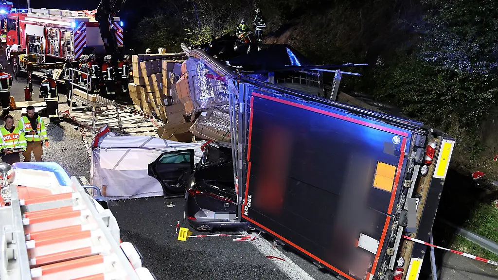 Ein-Mensch-ist-bei-einem-Unfall-mit-einem-Lastwagen-auf-der-A3-gestorben