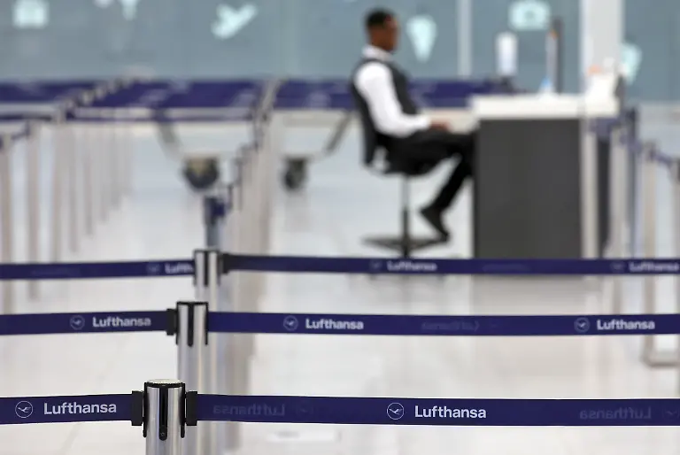 Ein-Lufthansa-Mitarbeiter-sitzt-am-fruehen-Morgen-des-zweiten-Streiktages-der-Lufthansa-Piloten-im-Terminal-2-vor-den-Wartereihen-einer-Gepaeckaufgabe