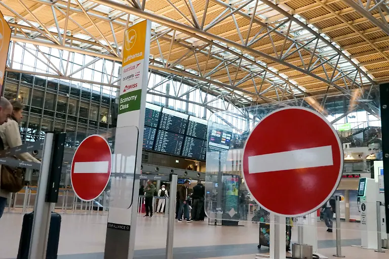 CNTV-LUFTHANSA-Warnstreik-bei-Lufthansa-und-Eurowings-Piloten-Flughafenterminal-Sperrung-Urlauber-gesperte-Zugaenge-leere-Abferigungsschalter-Warnstreik-der-Piloten-kaum-Passagiere-im-Flughafenterminal-Abfertigungsgebaeude-Abfertigungshalle-des-Helmut-Schmidt-Airport-am-Donnerstag-13-04