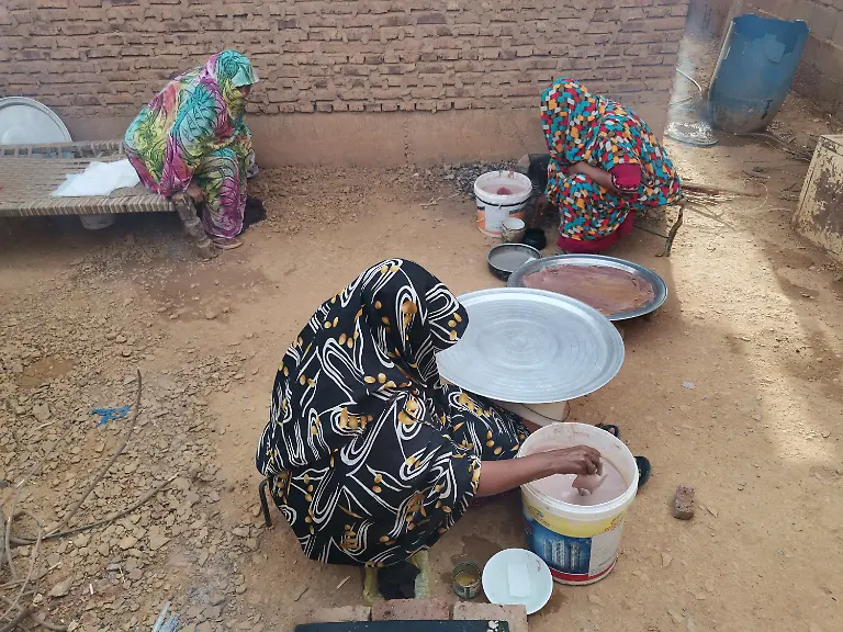 240625-OMDURMAN-June-25-2024-Xinhua-This-photo-taken-by-a-mobile-phone-on-June-24-2024-shows-Sudanese-volunteer-women-cooking-Kisra-a-sorghum-bread-for-displaced-families-in-Omdurman-city-Sudan-The-UN-Office-for-the-Coordination-of-Humanitarian-Affairs-OCHA-on-Monday-said-Sudan-continues-to-spiral-into-chaos-with-the-humanitarian-crisis-worsening-Sudan-has-been-witnessing-deadly-clashes-between-the-Sudanese-Armed-Forces-SAF-and-the-paramilitary-Rapid-Support-Forces-RSF-since-April-15-2023-The-conflicts-have-so-far-claimed-more-than-15-550-lives-and-displaced-over-8-8-million-people-nationwide-according-to-recent-estimates-by-the-OCHA
