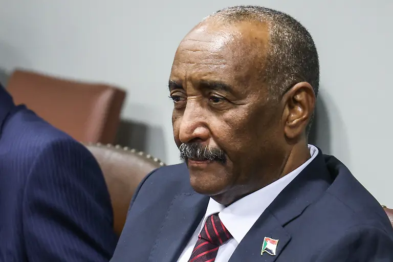 DIESES-FOTO-WIRD-VON-DER-RUSSISCHEN-STAATSAGENTUR-TASS-ZUR-VERFUeGUNG-GESTELLT-USA-NEW-YORK-CITY-SEPTEMBER-21-2023-Abdel-Fattah-al-Burhan-chairman-of-the-Transitional-Sovereignty-Council-of-Sudan-looks-on-during-a-meeting-with-Russia-s-Foreign-Minister-Sergei-Lavrov-at-the-UN-Headquarters