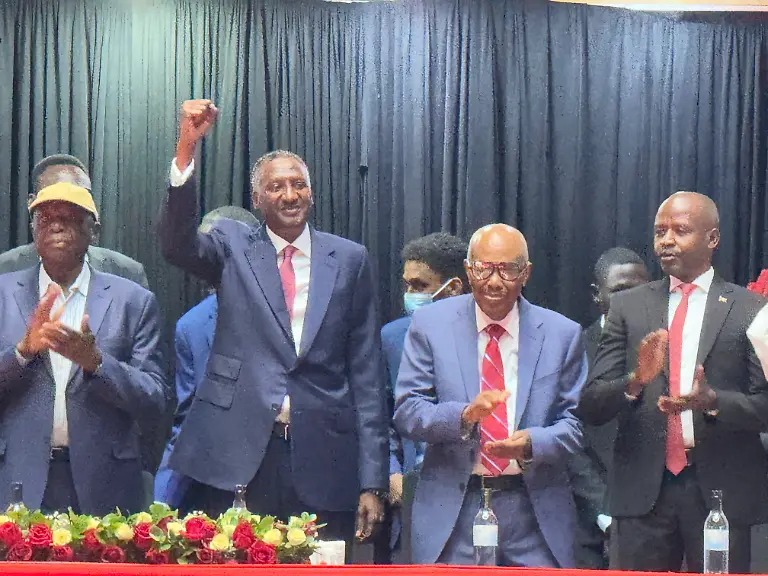 Abdelaziz-Al-Hilu-l-r-Chef-der-Miliz-SPLM-N-Abdelrahim-Daglo-stellvertretender-Kommandeur-der-RSF-Fadlallah-Burma-Nasir-von-der-National-Umma-Party-nehmen-an-einem-Treffen-von-Vertretern-politischer-und-militaerischer-Gruppen-im-Sudan-zur-Bildung-einer-Gegenregierung-in-den-von-der-Miliz-Rapid-Support-Forces-RSF-besetzten-Gebieten-teil