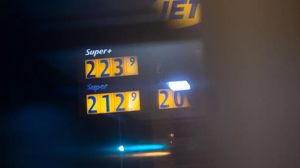587751326