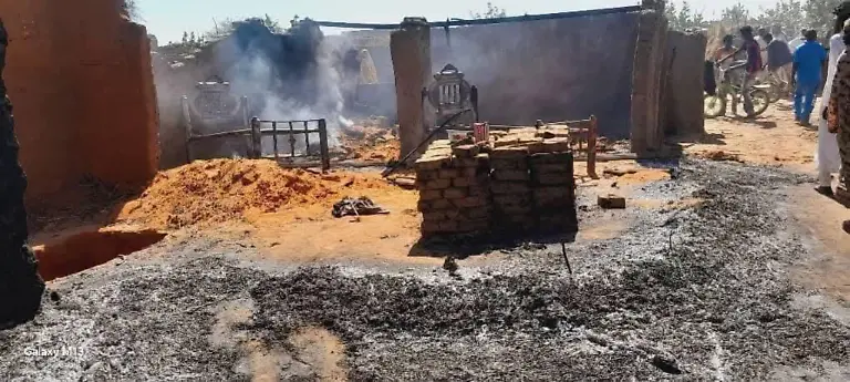Sudan-Tote-durch-Artilleriebeschuss-in-al-Faschir-241211-EL-FASHER-SUDAN-Dec-11-2024-Photo-taken-on-Dec-11-2024-shows-buildings-damaged-in-an-artillery-shelling-on-a-displacement-camp-in-El-Fasher-the-capital-city-of-North-Darfur-State-Sudan-At-least-15-people-were-killed-and-64-others-wounded-in-an-artillery-attack-by-the-paramilitary-Rapid-Support-Forces-RSF-on-a-displacement-camp-and-a-market-south-of-El-Fasher-a-local-health-official-said-on-Wednesday