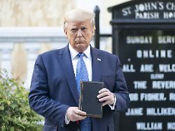 Bild: Reaktion auf Jesus-Bild: Trumps Gotteslästerung könnte ihn die christliche Basis kosten
