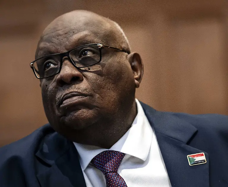 2025-04-10-09-59-27-DEN-HAAG-Muawia-Osman-Mohamed-Khair-amtierender-sudanesischer-Justizminister-wA-hrend-eines-VerhA-rs-vor-dem-Internationalen-Gerichtshof-wo-das-Verfahren-gegen-die-Vereinigten-Arabischen-Emirate-VAE-anhA-ngig-ist-Der-Sudan-wirft-dem-Golfstaat-vor-durch-die-UnterstA-tzung-der-paramilitA-rischen-Rapid-Support-Forces-RSF-am-VA-lkermord-an-den-Masaliten-beteiligt-zu-sein