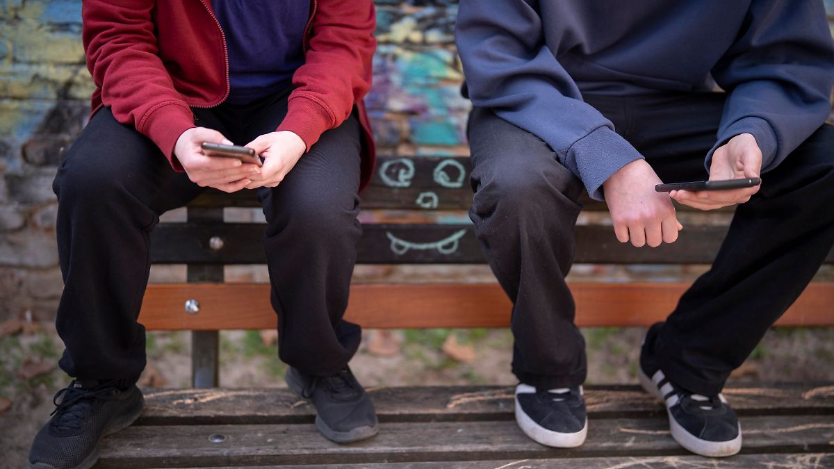 Stundenlange Bildschirmzeit: Macron will "Offline-Tag" für Jugendliche einführen