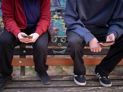 Bild: Stundenlange Bildschirmzeit: Macron will 