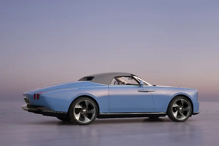 Die-Schokoladenseite-ist-natuerlich-das-elegant-gestreckte-Boattail-Heck