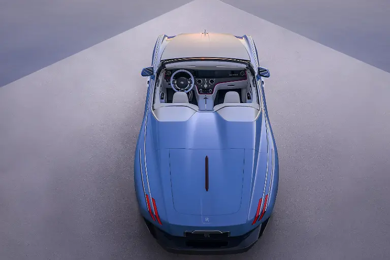 Die-Fahrgastzelle-wirkt-in-dem-riesigen-Strassenkreuzer-fast-ein-wenig-verloren