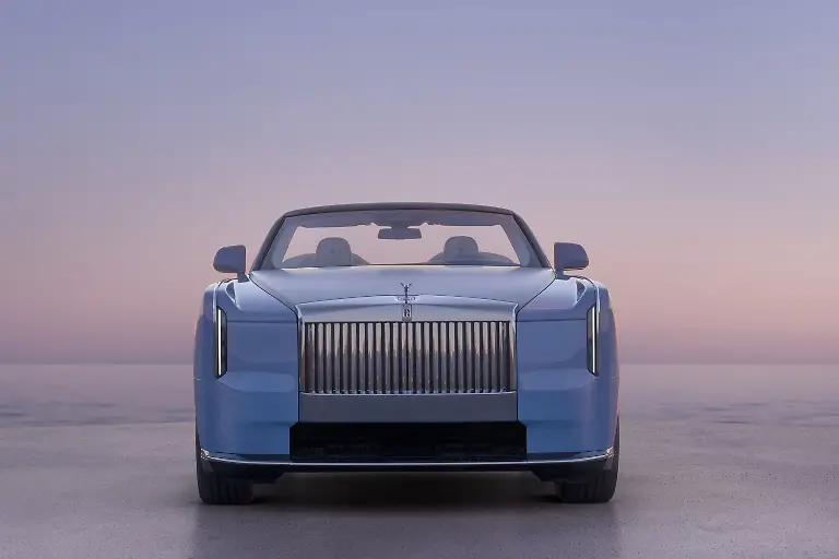 Der-Kuehlergrill-aus-Metall-ist-opulent