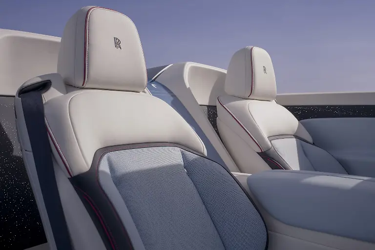 Sogar-hinter-den-Sitzen-und-in-den-Tueren-bietet-das-Elektro-Cabriolet-Sternenhimmel-Ambientelicht