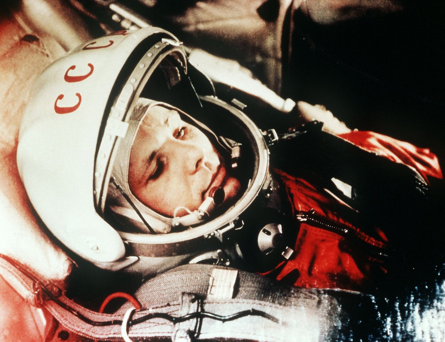 Juri Gagarins Reise zur Unsterblichkeit dauert nicht einmal zwei Stunden: In 108 Minuten umrundet der Fliegermajor der UdSSR am 12. April 1961 einmal den Erdball, ehe seine "Wostok"-Raumkapsel in der Nähe der Wolga auf einem Acker aufschlägt. 