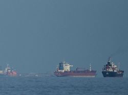 "Wir können sie zerstören": Chameneis Militärberater droht mit Angriffen auf US-Schiffe