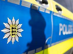 Baden-Württemberg: Seniorin fährt mit Auto Treppe hinunter