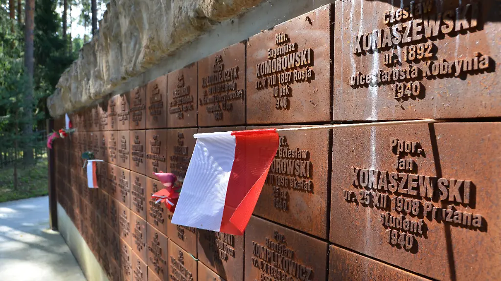 Blick-auf-die-Mauer-der-Namen-am-02-08-2010-in-der-Gedenkstaette-Katyn-bei-Smolensk-Russland-In-Katyn-wurden-waehrend-des-Zweiten-Weltkriegs-mehr-als-4000-polnische-Offiziere-und-Angehoerige-der-Intelligenz-erschossen-Insgesamt-fielen-den-Massenmorden-mehr-als-24-000-Polen-zum-Opfer