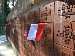 Stalin ließ 21.000 Polen töten: Russland macht in Katyn Massaker-Opfer zu Tätern