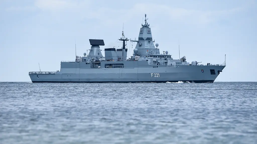 Kiel-die-Fregatte-Hessen-beim-Einlaufen-in-die-Kieler-Foerde-Am-8-Februar-2024-ist-die-Fregatte-Hessen-zu-einem-Einsatz-im-Roten-Meer-und-im-Golf-von-Aden-zur-Sicherung-des-Handelsschiffverkehrs-gegen-jemenitische-Huthi-Kaempfer-ausgelaufen-und-hat-bereits-einen-Huthi-Angriff-mit-Drohnen-abgewehrt