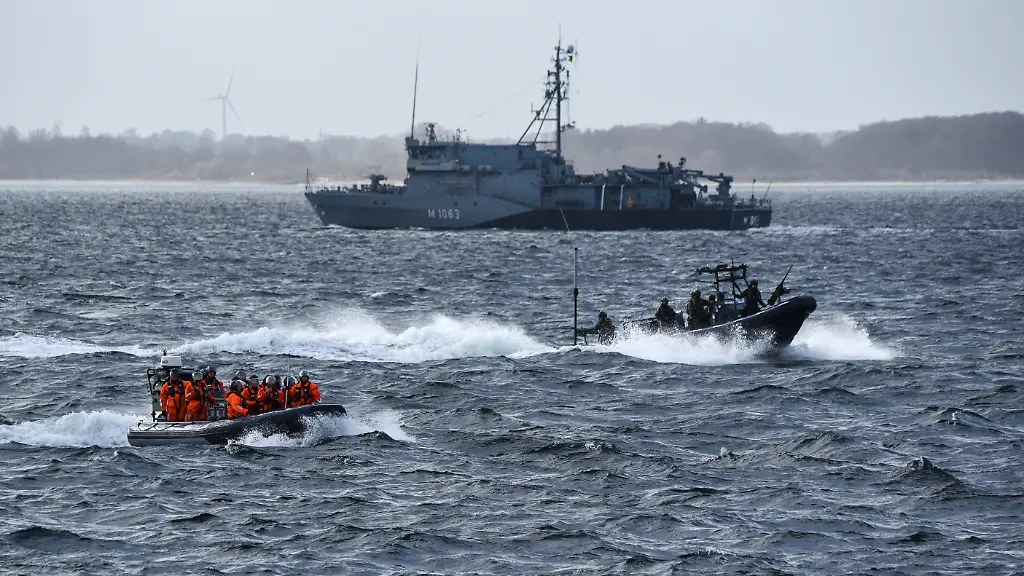 Eckernfoerde-Schleswig-Holstein-zum-Besuch-des-Bundesverteidigungsministers-demonstriert-das-Seebataillon-der-Marine-bei-einer-Uebung-ihre-Faehigkeiten-Im-Bild-Begleitung-des-Personentransfers-des-Verteidigungsministers-mit-RHIB-von-dem-Minenjaeger-Bad-Bevensen-zur-Fregatte-Hessen