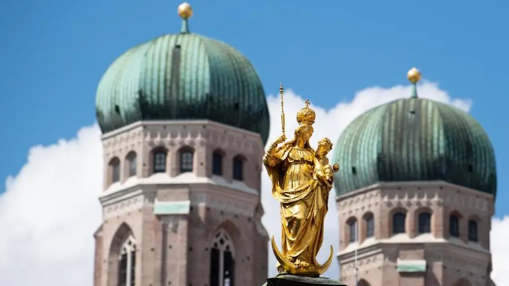 Blick-auf-die-Tuerme-der-Muenchener-Frauenkirche