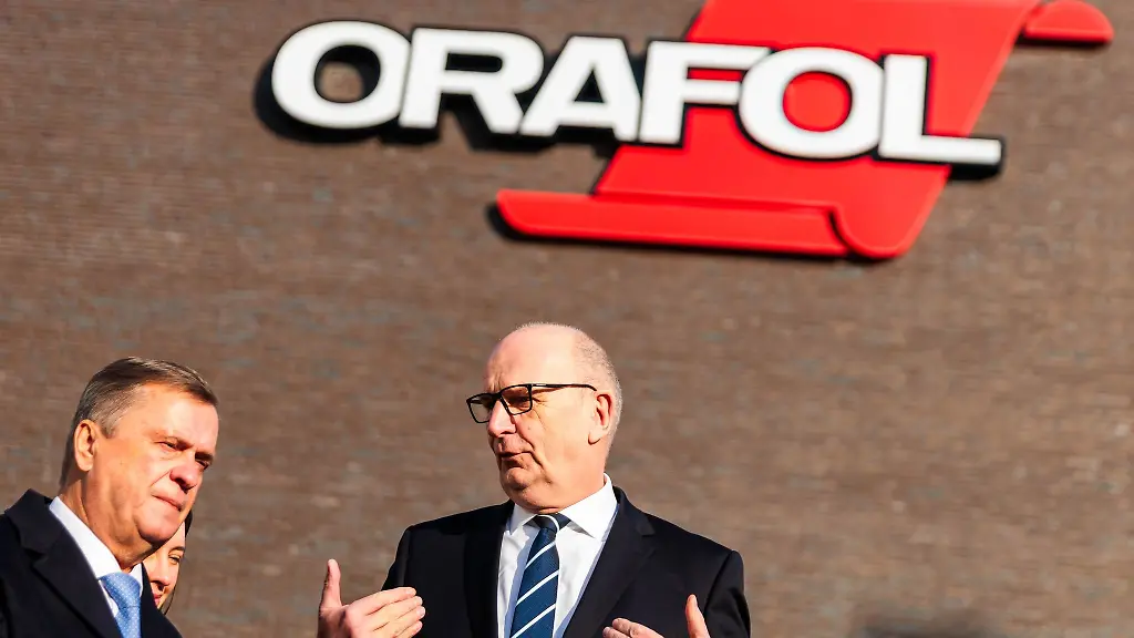 Orafol-Chef-Holger-Loclair-links-zeigte-Brandenburgs-Ministerpraesidenten-Dietmar-Woidke-im-Januar-die-Produktion-in-Oranienburg