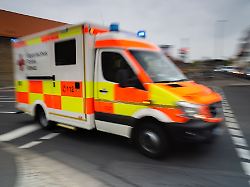 Bayern: 88-Jährige stürzt vor Wohnhaus – Lebensgefahr