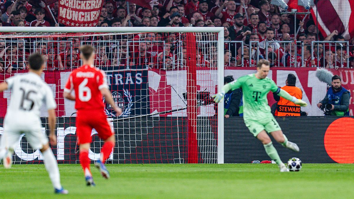 Fünf Tore, Bayern schwimmt: Manuel Neuer eröffnet wilde Halbzeit mit Mega-Bock