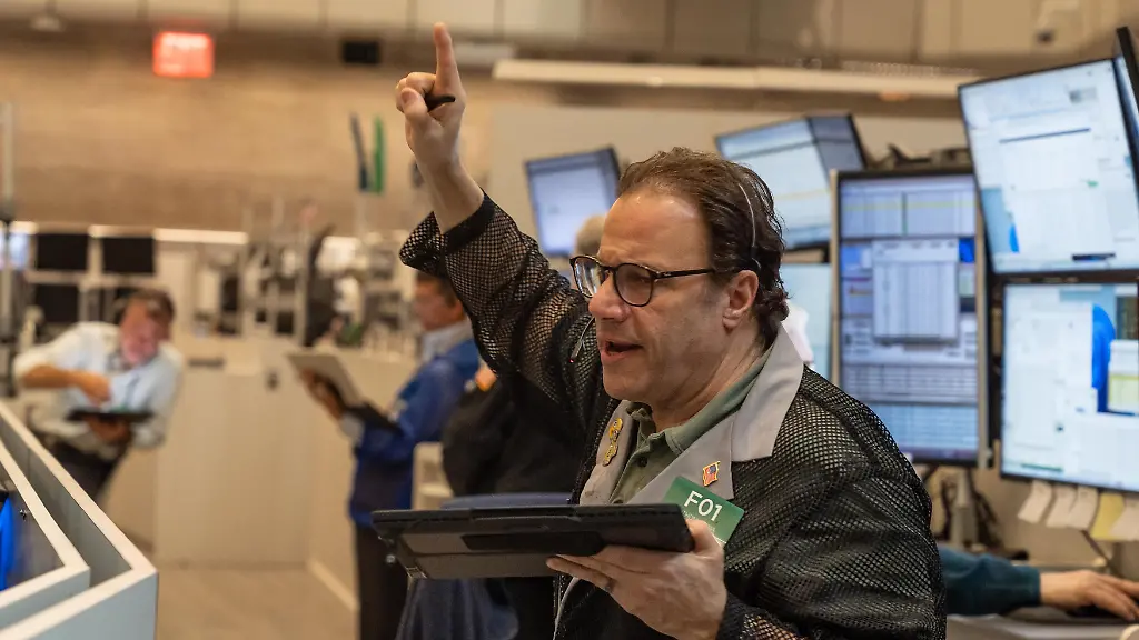 April-10-2026-New-York-New-York-USA-A-trader-works-with-trade-options-on-the-floor-of-the-New-York-Stock-Exchange-NYSE-in-New-York-NY-on-April-10-2026-Stock-market-slide-slightly-into-the-red-after-two-days-of-rally-as-US-and-Iran-agreed-on-ceasefire-however-Dow-Jones-and-broad-S-P-500-ended-week-in-the-green