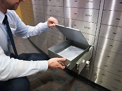 Was Befindet Sich Eigentlich Im Bankschliessfach Ausser Dem Inhaber Selbst Koennen Das Nur Personen Wissen Denen Dieser Die Informationen Anvertraut Hat