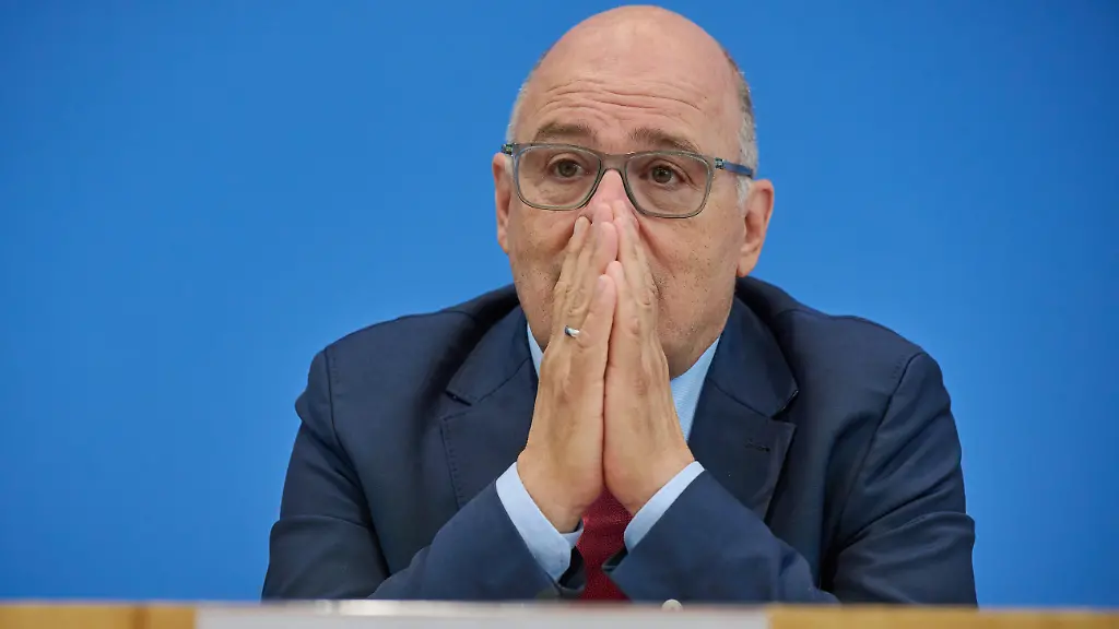 Steffen-Kampeter-Hauptgeschaeftsfuehrer-der-Bundesvereinigung-der-Deutschen-Arbeitgeberverbaende-BDA-bei-der-Vorstellung-des-fuenften-Beschlusses-der-Mindestlohnkommission-zur-Anpassung-des-gesetzlichen-Mindestlohns-am-Freitag-den-27-06-2025-im-Haus-der-Budespressekonferenz-in-Berlin-Der-Mindestlohn-soll-2026-auf-13-90-Euro-pro-Stunde-steigen-Das-teilte-die-Mindestlohnkommission-am-Freitag-in-Berlin-mit-Zum-1-Januar-2027-ist-eine-weitere-Anhebung-um-70-Cent-auf-14-60-Euro-geplant-Aktuell-liegt-die-Lohnuntergrenze-bei-12-82-Euro-Siehe-epd-Meldung-vom-27-06