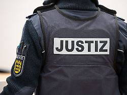 Baden-Württemberg: Sohn soll Mutter eingesperrt haben: 32-Jähriger vor Gericht