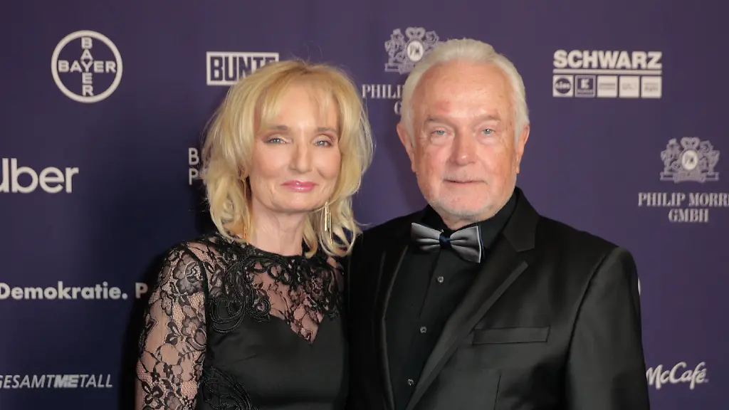 Wolfgang-Kubicki-stellvertretender-FDP-Parteivorsitzender-und-Bundestags-Vizepraesident-und-seine-Ehefrau-Annette-Marberth-Kubicki-kommen-zum-72-Bundespresseball-Fuer-die-Pressefreiheit-ins-Hotel-Adlon-Kempinski-Der-Ball-wird-seit-1951-von-der-Bundespressekonferenz-ausgerichtet-zunaechst-in-Bonn-und-Bad-Neuenahr-seit-1999-in-Berlin