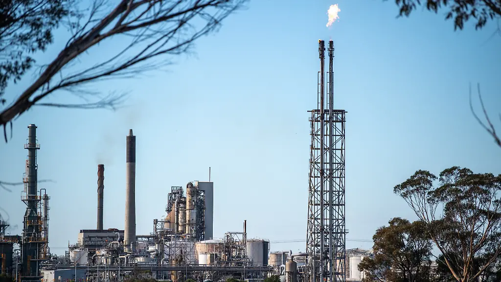 Gesamtansicht-der-Raffinerie-Viva-Energy-Geelong-Die-Benzinproduktion-wurde-beeintraechtigt-nachdem-in-einer-der-beiden-australischen-Raffinerien-nach-ein-Brand-ausgebrochen-war